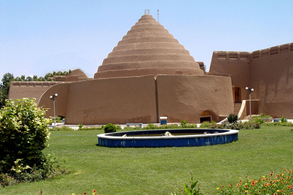 سفر به جاهای دیدنی کرمان؛ معرفی 29 جاذبه گردشگری کرمان + آدرس 26 یخدان مویدی کرمان